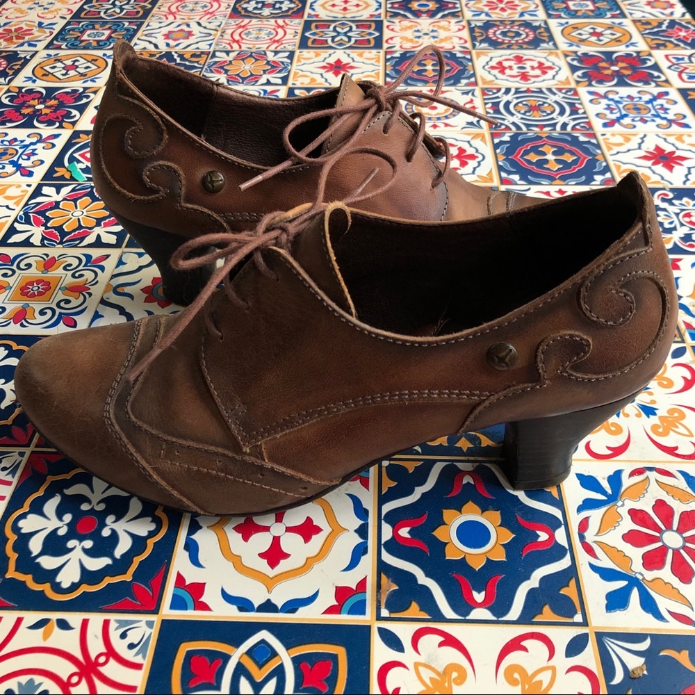 Pikolinos Oxford Wingtip Heels